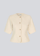 Short-sleeved, tailored blazer. The VesMD blazer features short sleeves and a round neckline. The elegant front button closure adds a sophisticated touch and allows the blazer to also be styled as a top.