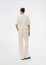 Elegant white tailored trousers with straight legs. The VesMD pants feature belt loops, a concealed zipper closure, and an elastic waistband at the back. These classic trousers create a stylish and versatile look, perfect for both the office and evening occasions.