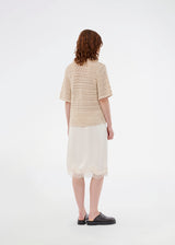 Elegant and lightweight cardigan in beige in a beautifully knitted openwork pattern. The VesterMD cardigan features short sleeves, a collar, and an adjustable drawstring closure at the front, creating a feminine and relaxed look. Made from 100% organic cotton for soft and breathable comfort.