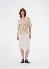 Elegant and lightweight cardigan in beige in a beautifully knitted openwork pattern. The VesterMD cardigan features short sleeves, a collar, and an adjustable drawstring closure at the front, creating a feminine and relaxed look. Made from 100% organic cotton for soft and breathable comfort.