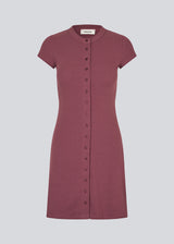 Ribbed T-shirt dress with front buttons. The VilsonMD dress features short sleeves, a fitted silhouette, and a thigh-length cut. A modern and feminine dress that combines classic details with a timeless, elegant look.