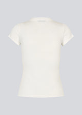 Ribbed white T-shirt with front buttons. The VilsonMD T-shirt features short sleeves, a fitted silhouette, and a hip-length cut. A modern and feminine T-shirt that combines classic details with a timeless, elegant look.