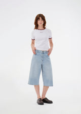 Cool and relaxed denim shorts in a light wash. The Vitomd Long Shorts feature a classic five-pocket design. The loose fit and knee-length cut create a trendy, effortless look.