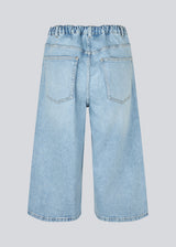 Cool and relaxed denim shorts in a light wash. The Vitomd Long Shorts feature a classic five-pocket design. The loose fit and knee-length cut create a trendy, effortless look.