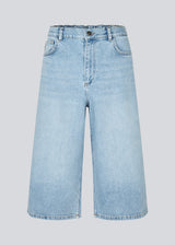 Cool and relaxed denim shorts in a light wash. The Vitomd Long Shorts feature a classic five-pocket design. The loose fit and knee-length cut create a trendy, effortless look.