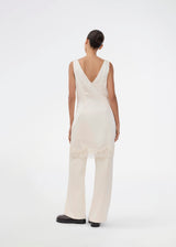 Short satin dress in white/cream with lace details. Vuemd dress features wide straps, a crossed detail at the bust, and a hidden side zip. Elegant and feminine – ideal for both everyday wear and special occasions.