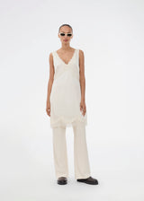 Short satin dress in white/cream with lace details. Vuemd dress features wide straps, a crossed detail at the bust, and a hidden side zip. Elegant and feminine – ideal for both everyday wear and special occasions.