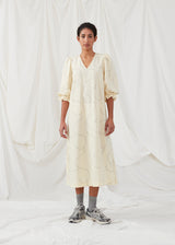 Long dress in relaxed fit made from a floral cotton mix. DravenMD print dress has 3/4 length balloon sleeves with elasticated cuff. Tie belt at waist. The model is 177 cm and wears a size S/36.