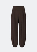 Balloon pants in black with a relaxed fit, made from 100% recycled polyester. Tullemd pants have an invisible side zipper, side pockets, and elastic at the leg hems.