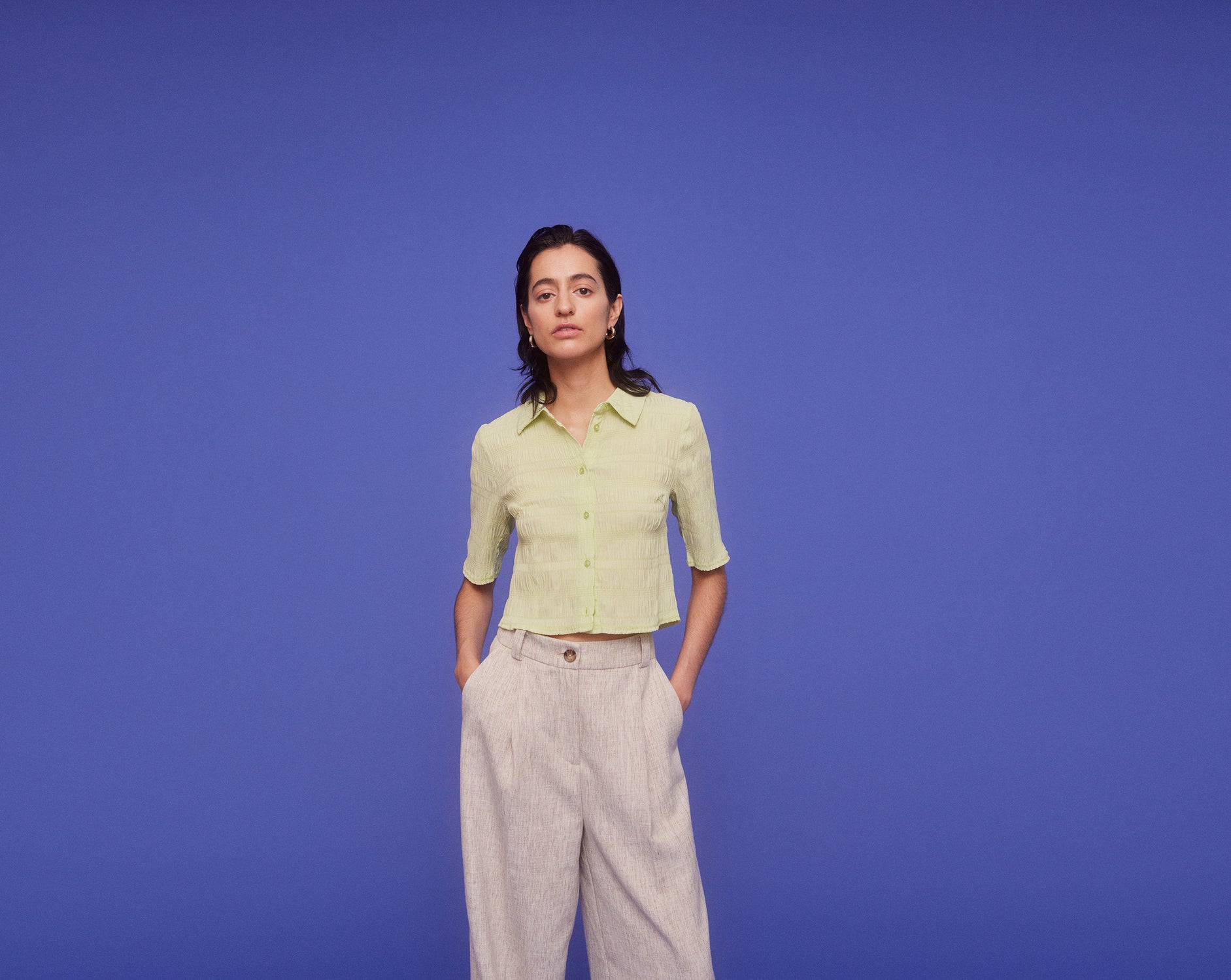 Cropped shirt in a structured woven quality with a regular fit. HamsonMD shirt has a collar, button closure in front, and short sleeves. The model is 175 cm and wears a size S/36.