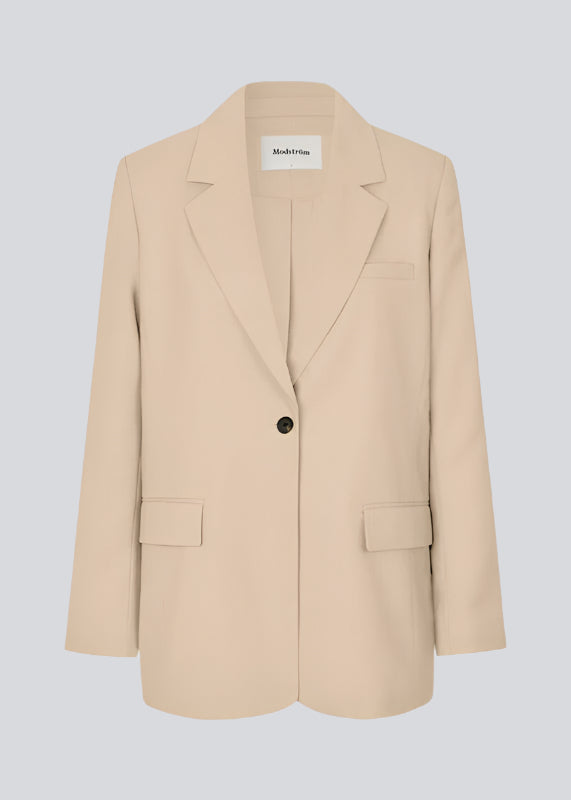 GaleMD 2 blazer in beige melange features the classic and well-known Gale design, but in a lighter quality. The blazer has a button closure in front and a chest pocket on the left side. The model is 175 cm and wears a size S/36.