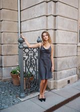 Mini dress in satin with a soft drape. FerronMD dress has a drapy neckline and narrow straps crossing at the back. Lined. The model is 175 cm and wears a size S/36.