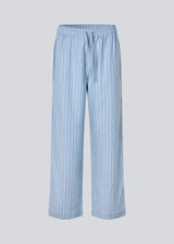 Blue classic striped pyjamas. The pyjamas is sold as a set of shirt and pants in the same size. Josefinemd pyjamas are made from 100% soft cotton and feature a classic fit with a collar, button closure, and drawstring trousers. Finished with delicate wave trim and comes with a matching pouch with logo. Josefine Vogt (165 cm) and the model (177 cm) are both wearing size Small.