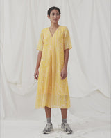 Long dress designed for a loose fit in a recycled material. DonteMD long print dress has short wide sleeves, v-neck, and a pleat in front. Lined. The model is 177 cm and wears a size S/36.