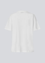 Short-sleeved t-shirt with a rose detail on the chest. The Priyamd t-shirt features a loose fit and is crafted from 100% organic cotton.
Material:
100% Organic Cotton