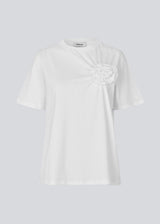 Short-sleeved t-shirt with a rose detail on the chest. The Priyamd t-shirt features a loose fit and is crafted from 100% organic cotton.
Material:
100% Organic Cotton