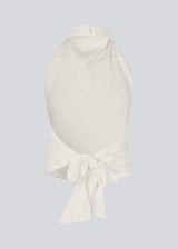 Halternecktop with a tiedetail in satin. Timmiemd top has an open back and a button closure at the neck. 