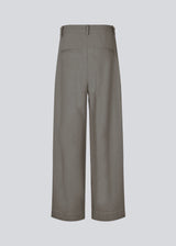 Suit pants in Twill with wide legs and pleats at the top in dark grey. ToreMD pants have a medium-high waist, zipper, side pockets and paspoil pocket in the back.