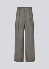 Suit pants in Twill with wide legs and pleats at the top in dark grey. ToreMD pants have a medium-high waist, zipper, side pockets and paspoil pocket in the back.