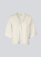 Minimalist shirt in beige with wide 3/4 sleeves. The UddinMD Shirt features a loose and comfortable fit, a classic shirt collar, a feminine V-neckline, and button closure.
Material:
27% Polyamide
73% Viscose