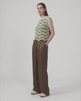 Satin pants in a classic look. CarwynMD pants are designed with wide legs, pleats in front, and hidden closure with zip fly and clasp. The model is 174 cm and wears a size S/36.