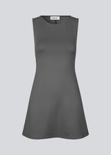 Fitted mini dress in an A-line shape with a round neck and no sleeves. JosefineMD tank flare dress is made from a stretchy material. The model is 177 cm and wears a size S/36.