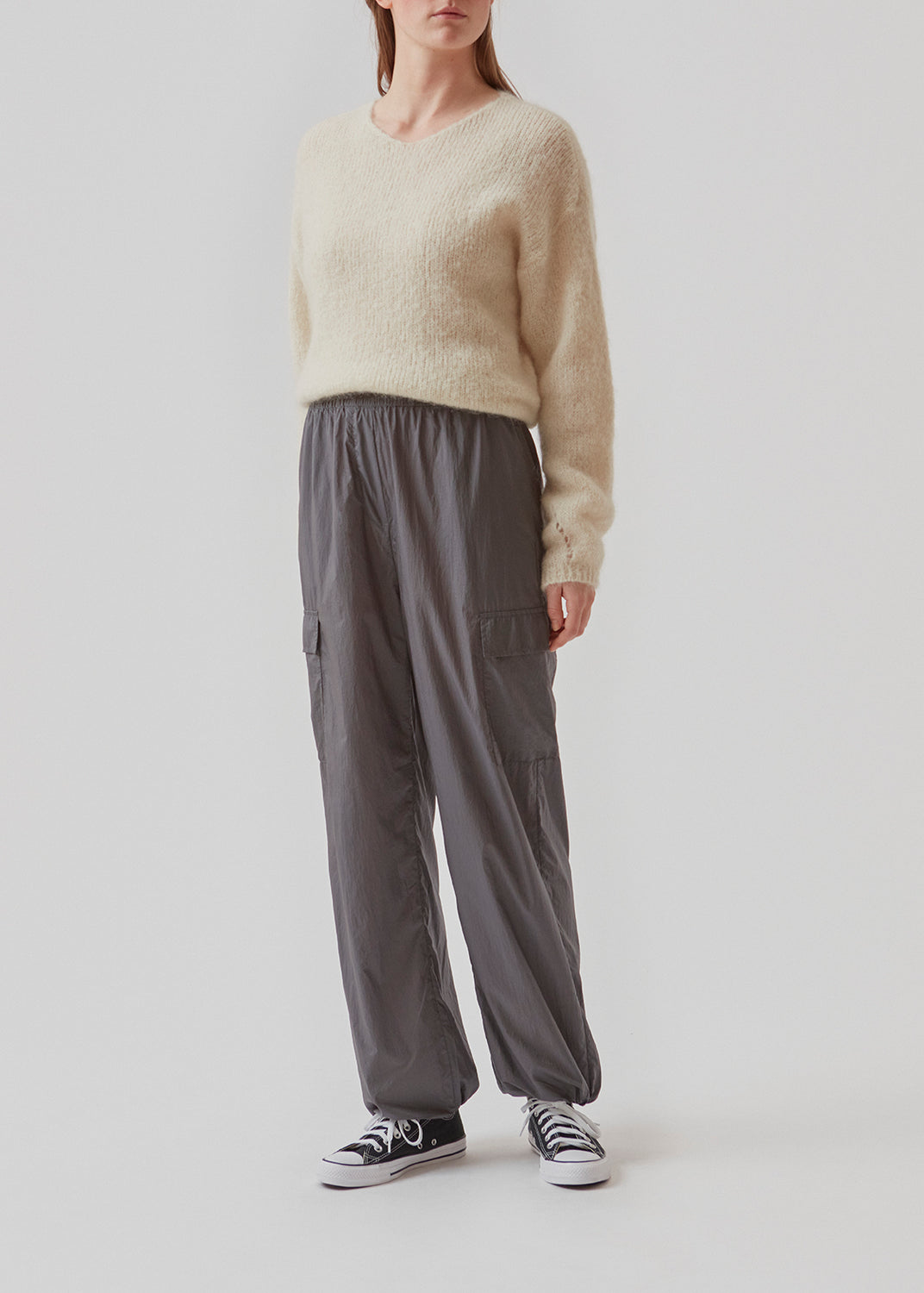 Pants in grey in recycled nylon. AmayaMD pants have a high waist and straight legs with adjustable drawstring at hem. Covered elasticated waist and two large pockets on the legs.