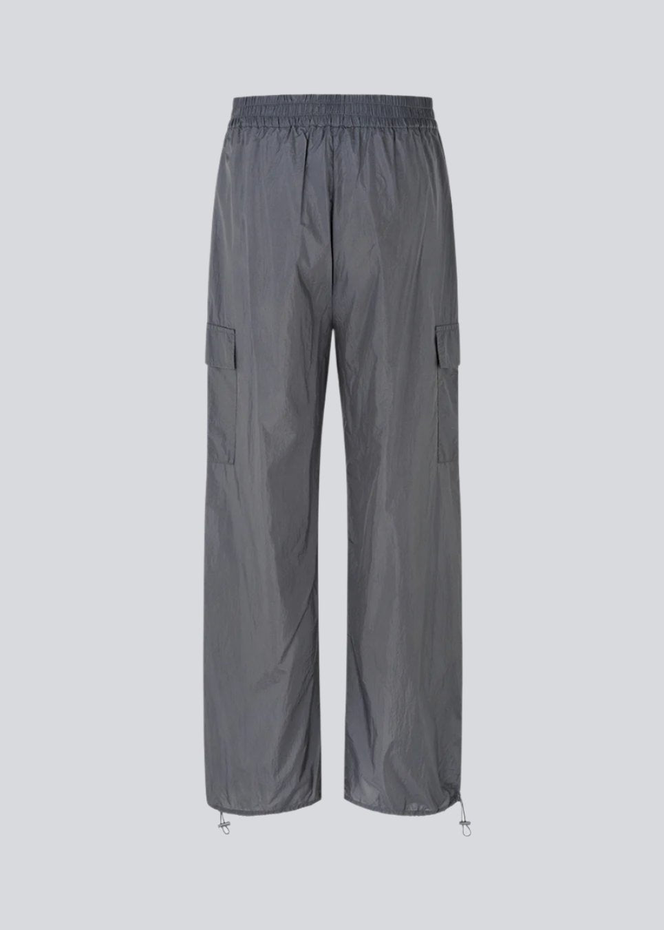 Pants in grey in recycled nylon. AmayaMD pants have a high waist and straight legs with adjustable drawstring at hem. Covered elasticated waist and two large pockets on the legs.