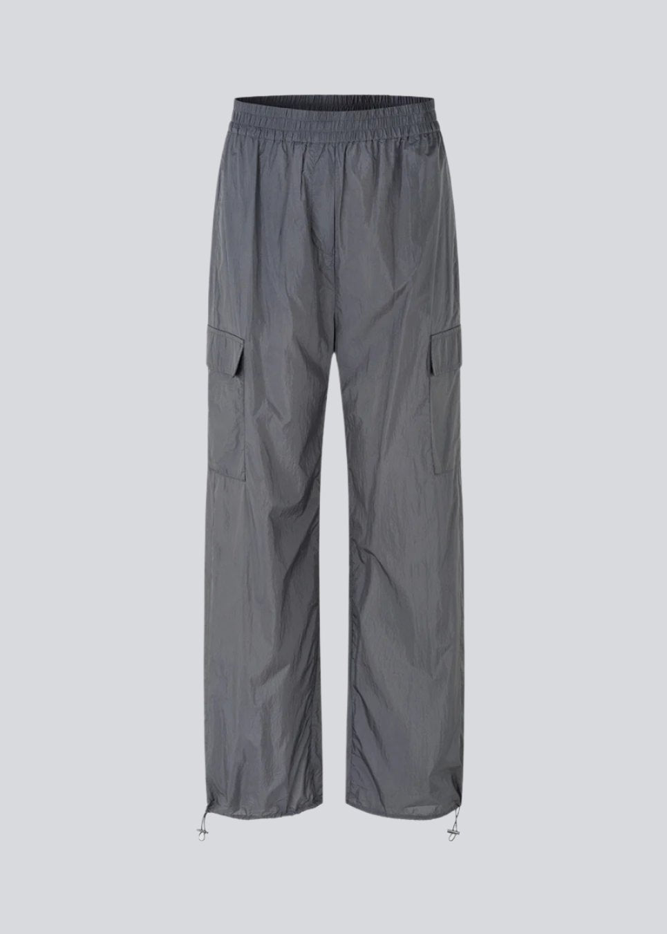 Pants in grey in recycled nylon. AmayaMD pants have a high waist and straight legs with adjustable drawstring at hem. Covered elasticated waist and two large pockets on the legs.