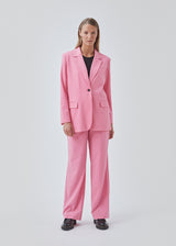 Pants in pink in a relaxed fit. AnkerMD wide pants have a regular waist with pleats in front and wide, long legs. Decorative back pockets and side pockets.  Match with blazer: AnkerMD blazer
