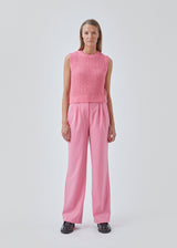 Pants in pink in a relaxed fit. AnkerMD wide pants have a regular waist with pleats in front and wide, long legs. Decorative back pockets and side pockets.  Match with blazer: AnkerMD blazer