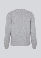 Fine knit jumper in grey in a more responsible quality. AnnaMD o-neck has a slim silhouette with long sleeves and a round neck. Ribknitted trimmings.