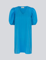 Short dress in blue with relaxed fit and v-neckline. The sleeves on AshaMD dress are short and voluminous with elasticated cuffs.  Material: 100% Polyester  Lining: 100% Polyester