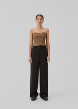 Crop top without sleeves with a heart-shaped neckline and a slight peplum effect. AtiraMD crop top has a structured floral pattern.