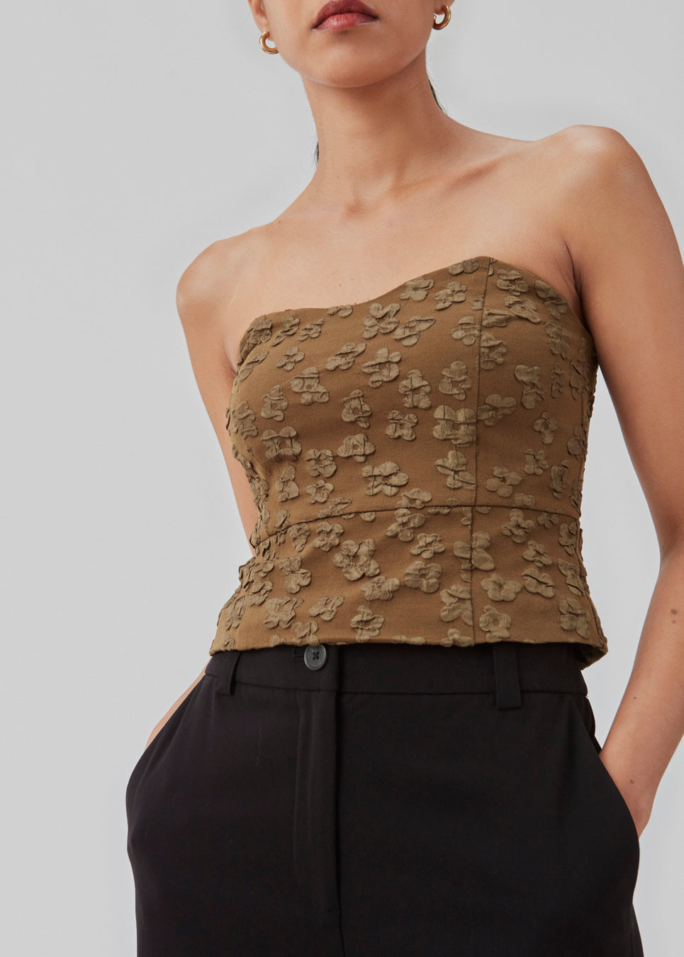 Crop top without sleeves with a heart-shaped neckline and a slight peplum effect. AtiraMD crop top has a structured floral pattern.