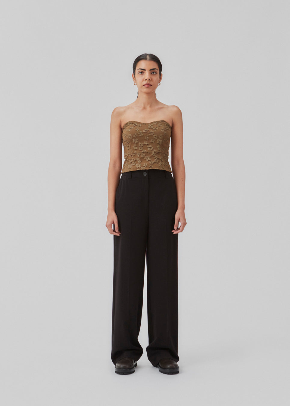 Crop top without sleeves with a heart-shaped neckline and a slight peplum effect. AtiraMD crop top has a structured floral pattern.