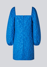 Short dress in blue with all-over floral structure. AtiraMD dress has long balloon sleeves and a more fitted body. The neckline is square in front and back.  The model is 177 cm and wears a size S/36.