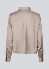 Satin shirt in beige with a soft drape in a more responsible quality. BeateMD shirt has a collar and buttons in front along with a double-layered yoke at the back. Relaxed fit.