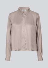 Satin shirt in beige with a soft drape in a more responsible quality. BeateMD shirt has a collar and buttons in front along with a double-layered yoke at the back. Relaxed fit.
