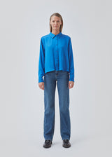Satin shirt with a soft drape in a more responsible quality. BeateMD shirt has a collar and buttons in front along with a double-layered yoke at the back. Relaxed fit.