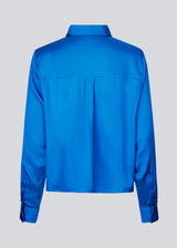 Satin shirt with a soft drape in a more responsible quality. BeateMD shirt has a collar and buttons in front along with a double-layered yoke at the back. Relaxed fit.