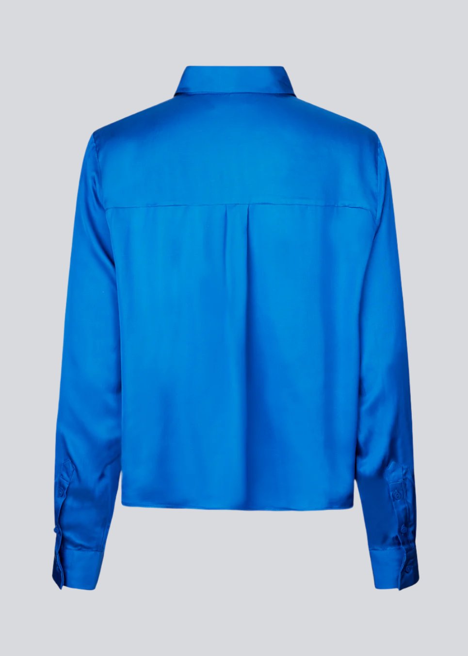 Satin shirt with a soft drape in a more responsible quality. BeateMD shirt has a collar and buttons in front along with a double-layered yoke at the back. Relaxed fit.