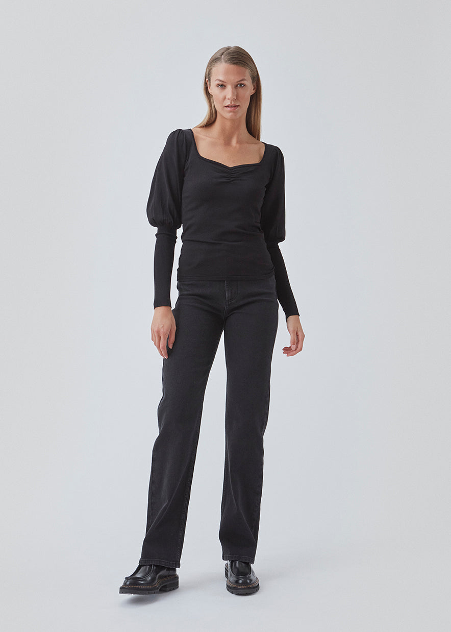 Fitted top in black with long sleeves in a knitted quality. BilgeMD top has a heart-shaped neckline and long sleeves with puff detail and a tight-fit detail.