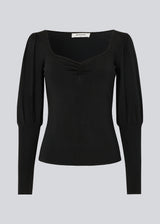Fitted top in black with long sleeves in a knitted quality. BilgeMD top has a heart-shaped neckline and long sleeves with puff detail and a tight-fit detail.
