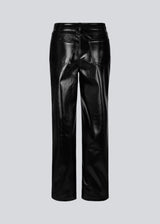 Pants with a straight wide fit in a shiny PU material. BillMD pants is a 5 pocket pant with a regular waist and with belt straps