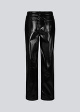 Pants with a straight wide fit in a shiny PU material. BillMD pants is a 5 pocket pant with a regular waist and with belt straps