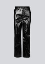 Pants with a straight wide fit in a shiny PU material. BillMD pants is a 5 pocket pant with a regular waist and with belt straps