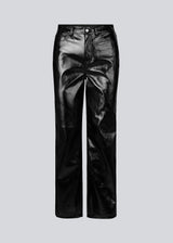 Pants with a straight wide fit in a shiny PU material. BillMD pants is a 5 pocket pant with a regular waist and with belt straps