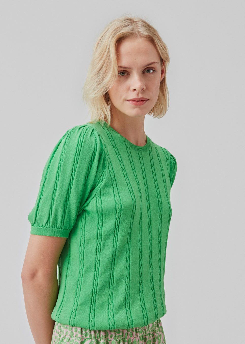Short sleeved jumper in green in cable knit with a round neck and puff sleeves. CarltonMD o-neck has a slim and stretchy shape.