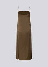 Slip in dress in satin with an A-shape and classic expression. CarwynMD dress has adjustable spaghetti straps and a straight neckline in front and back. The model is 177 cm and wears a size S/36.